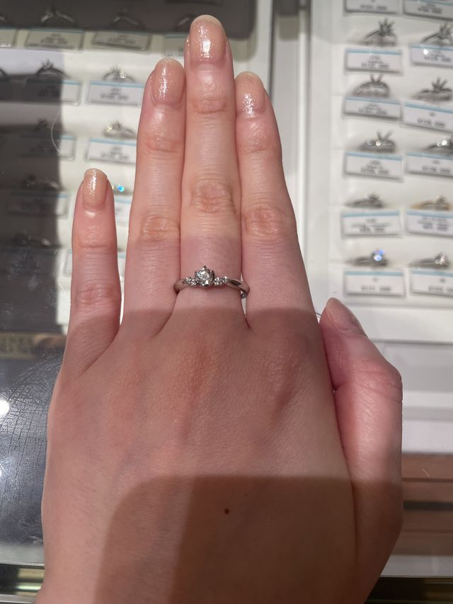 メインダイヤの両脇に小さなダイヤが配置されています