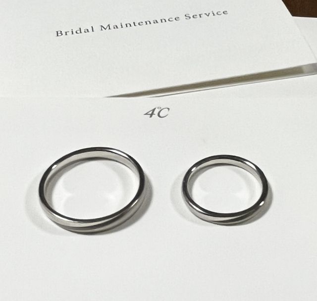 男性用の同じデザインの太いものと細いもののリングです