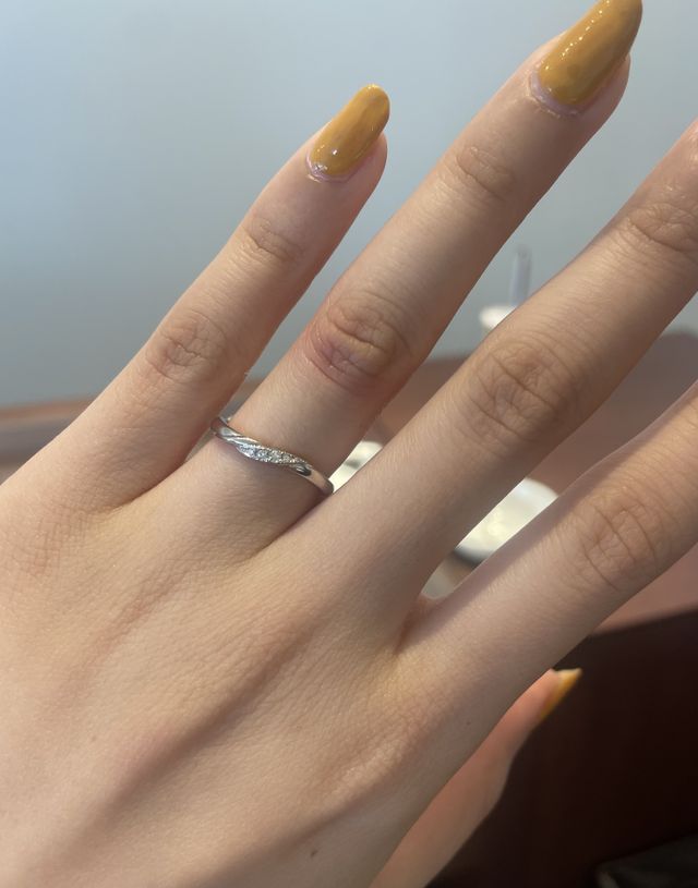 ストレートの指輪に爪止めのダイヤモンド5つ