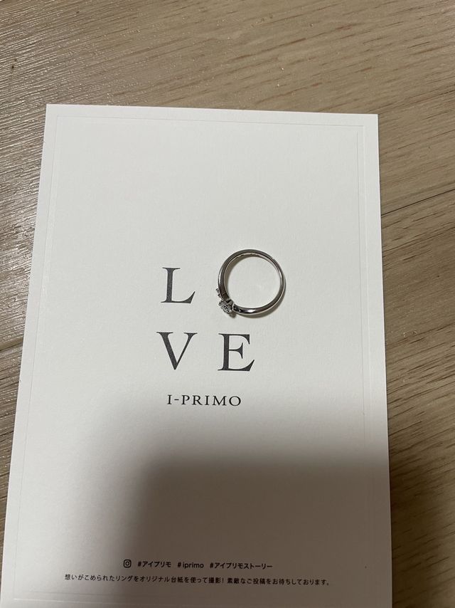 婚約指輪を置いてLoveという単語にしました。