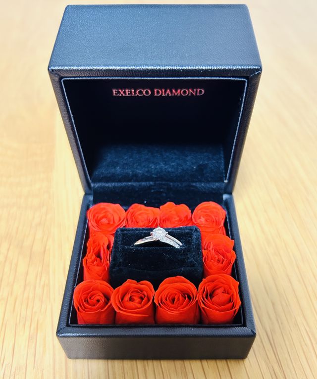 10本のバラと指輪を11本目のバラに見立てたプロポーズBOX