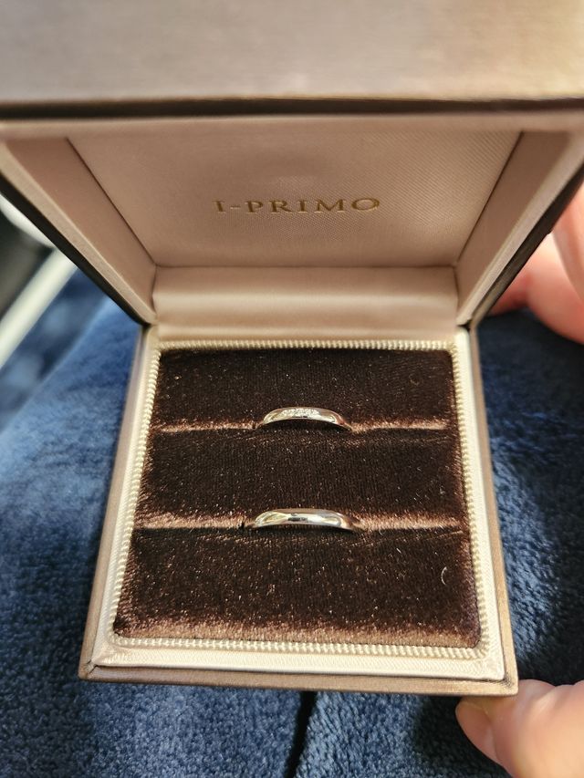 3つのダイヤがあしらわれているシンプルなデザイン