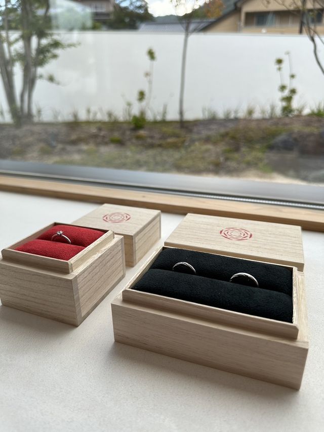 2人の故郷の島根を感じられる素敵なセットリングです。