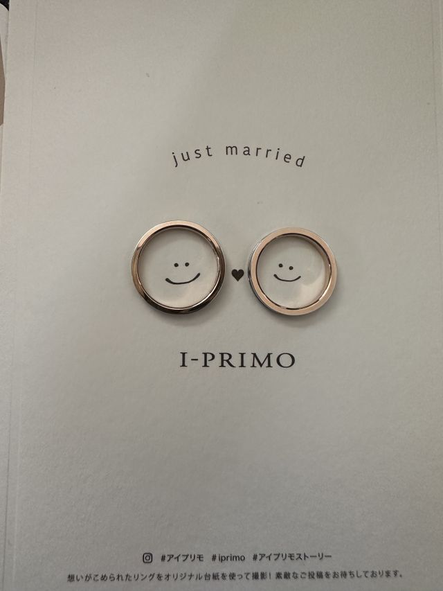 お揃いのデザインで、片方にダイヤが入っています。