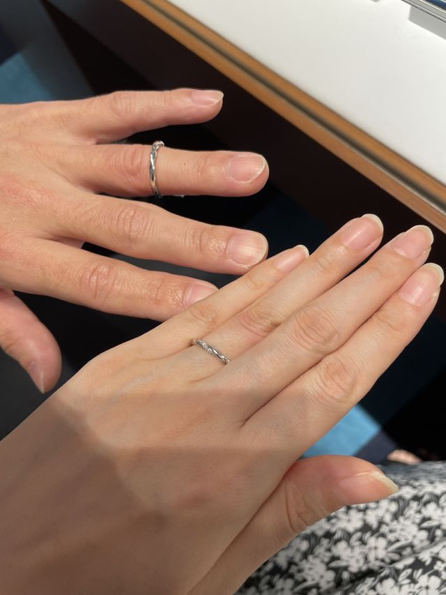 細やかなダイヤモンドの煌めきが繊細でとても気に入りました。