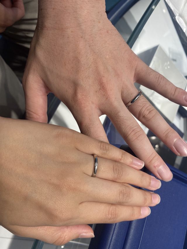 店頭で試着をしている写真