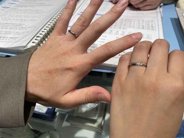 店頭で試着をしている写真