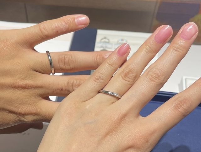 中央に大粒と小粒のダイヤモンドが並んでいて好みでした。