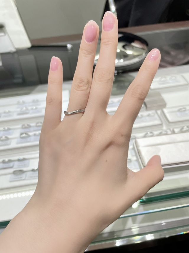 スタッフさんにすすめていただいた指輪。指が長く見えて感動