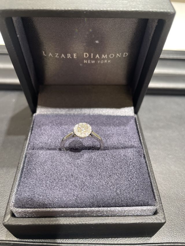 婚約指輪を受け取りに行った際の写真です