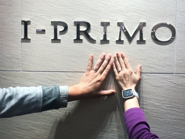 ロゴの下で撮影させてもらいました