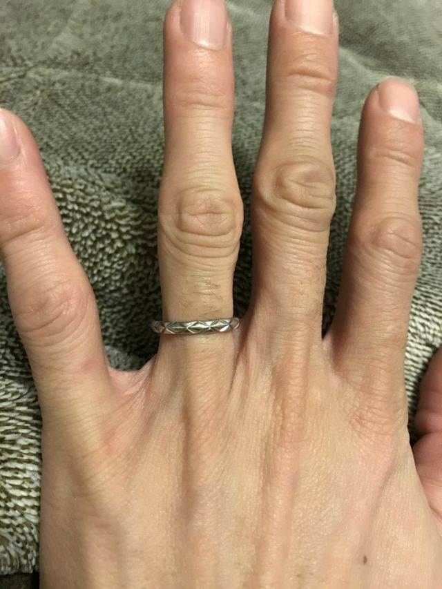 シャネルの結婚指輪です。違和感無くとても装着感がいいです。