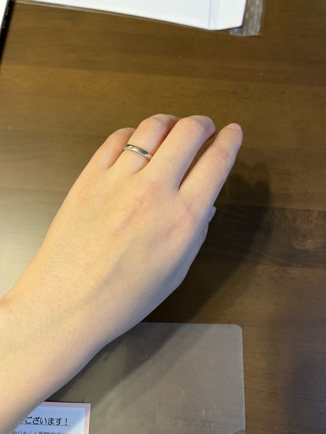 石無しのシンプルなストレートラインのリングです。