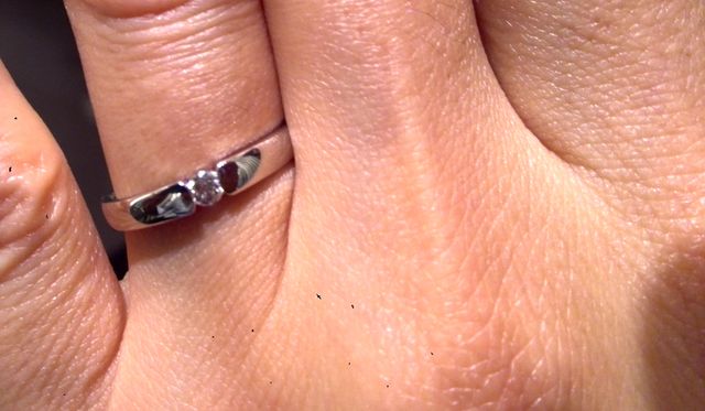 指にはめた写真