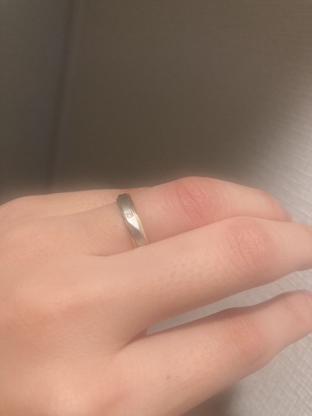 女性用リングの写真です。
小さなダイヤが付いています