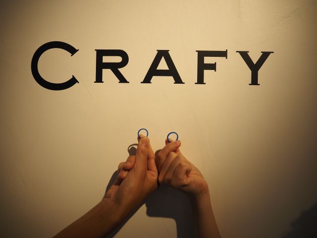 青いロウを自分たちで削って指輪の型を作ります。