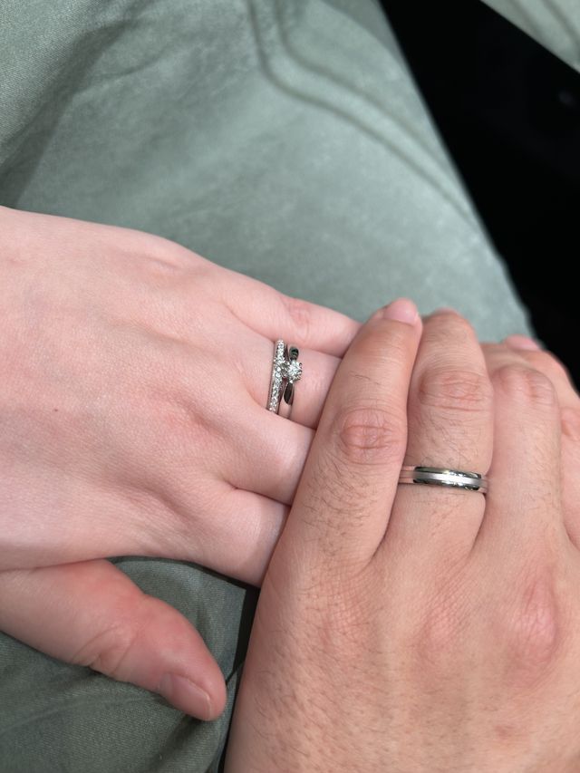購入後の写真です。
婚約指輪はティファニーのものです。