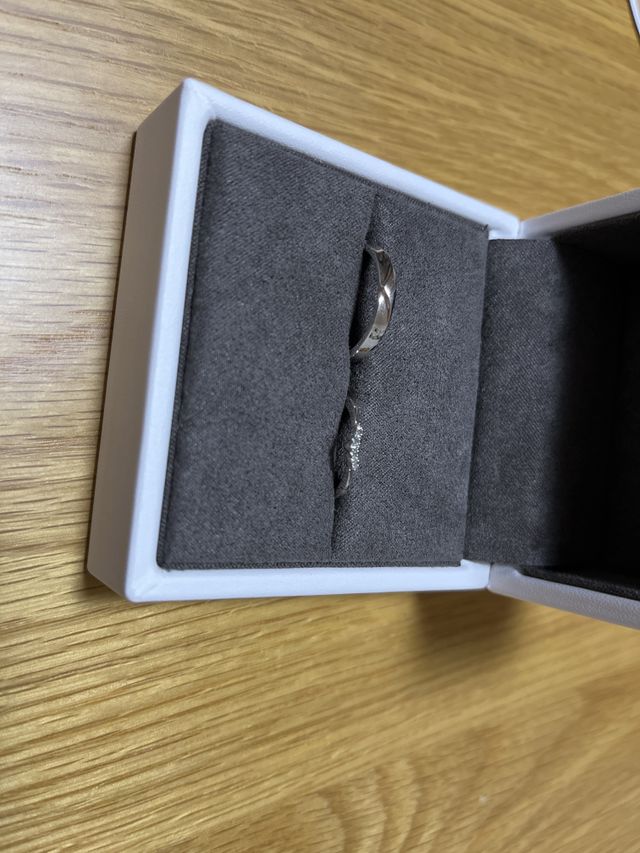 すずらんがモチーフのペアの指輪を購入しました。