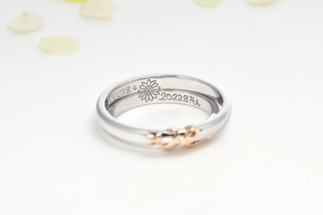 裏側に記念日とひまわりを描きました。2人で一つのデザインです