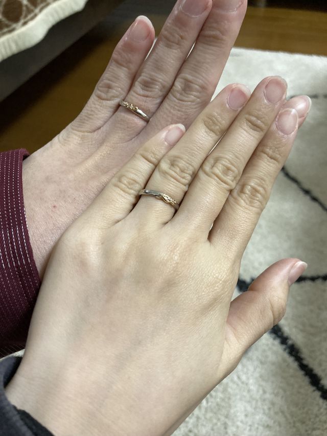 お互いのイニシャルを身につけられるようにしました