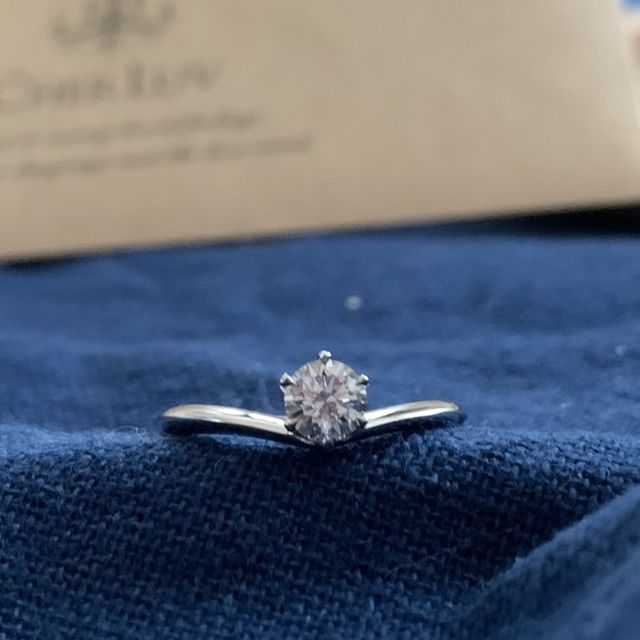 リングのV字曲線がダイヤを強調してくれて装着時も存在感◎！