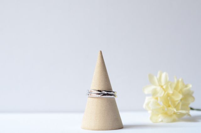 2人でお互いのリングに手彫りでラインを入れました。