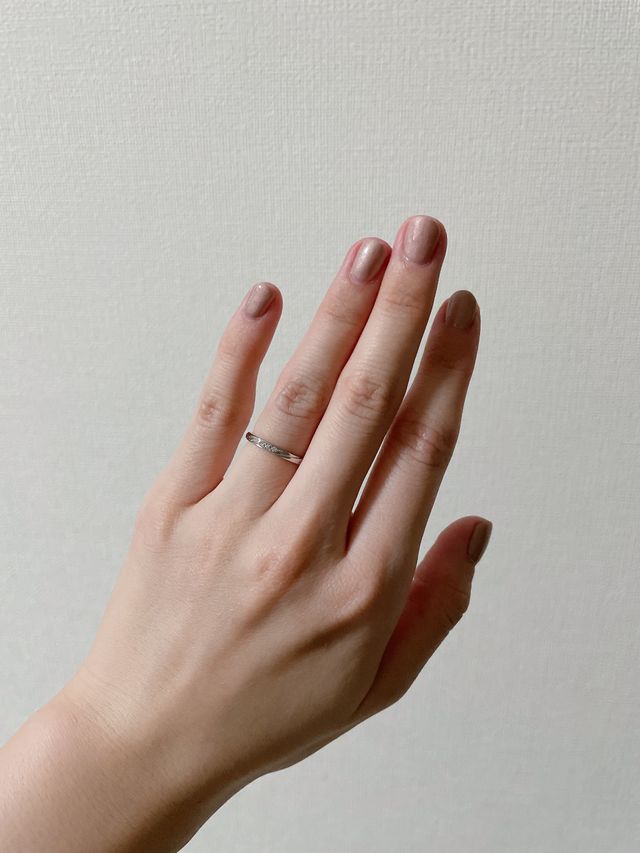 ストレートタイプの指輪で斜めのラインが２本と3石のダイヤ