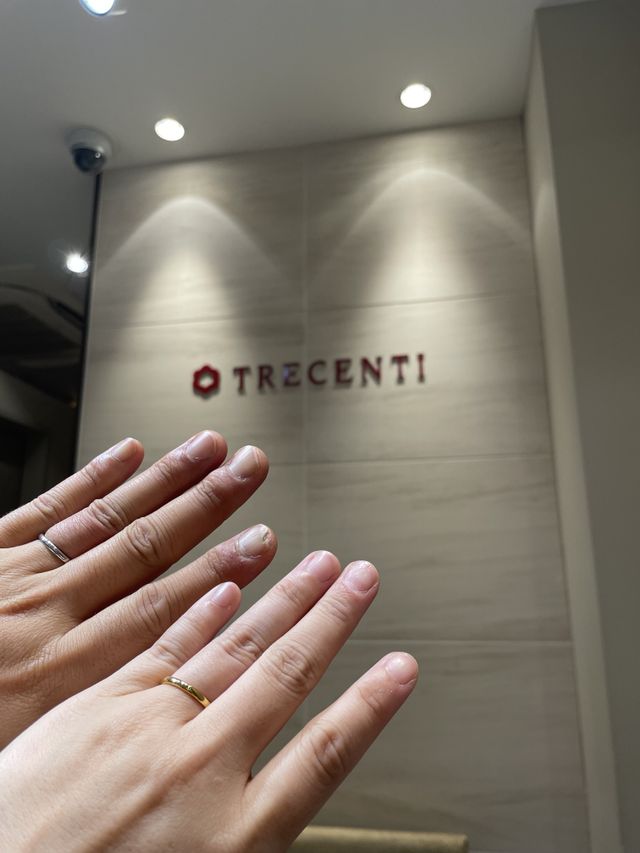 購入決定した指輪と
トレセンテさんの看板をバックに
記念撮影