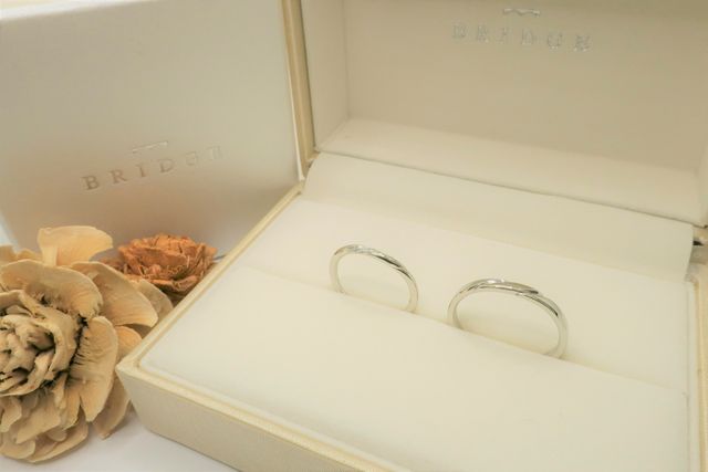 結婚指輪を購入してから届いた際に嫁が撮影した写真になります。