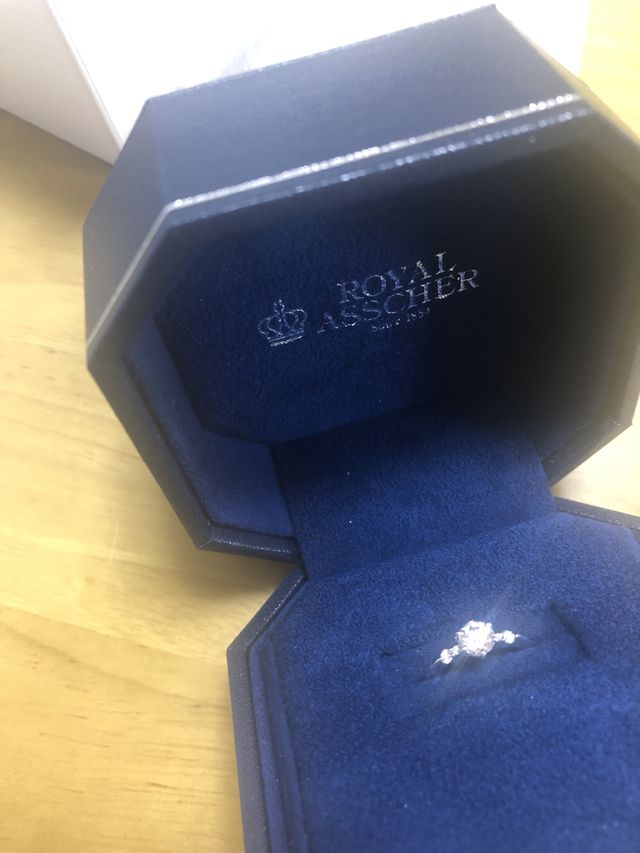 ロイヤルブルーの箱に白い輝きが美しいです。