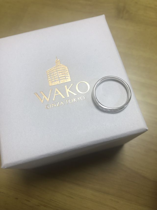 光沢のあるリングとダイヤ付きの結婚指輪です。