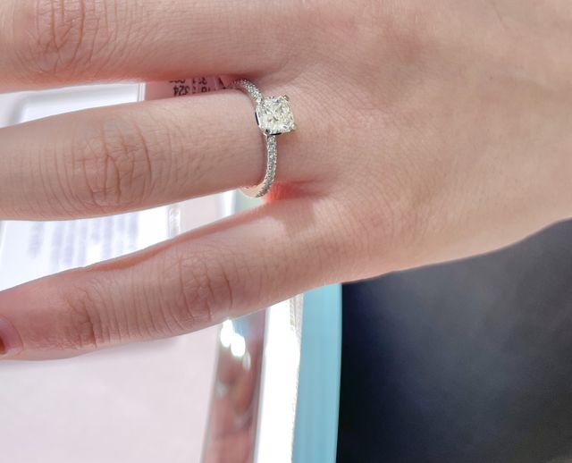 婚約指輪: ノヴォプリンセス カット エンゲージメント