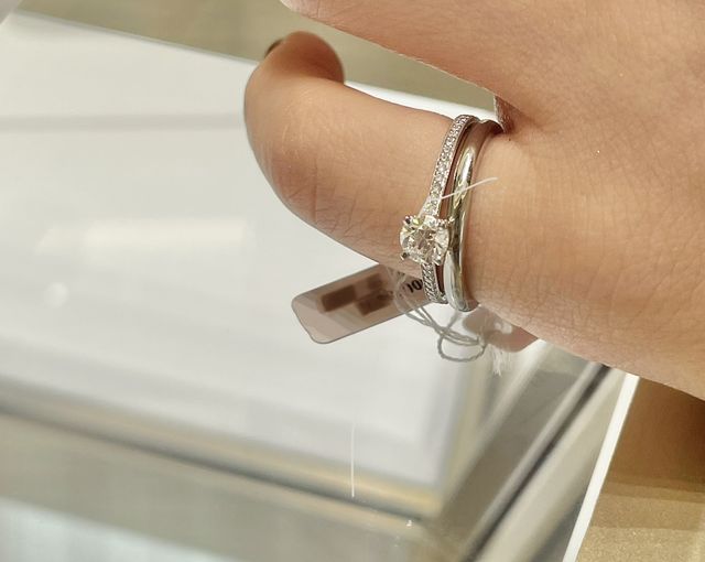 婚約指輪: フレーム ラウンド ダイヤモンド