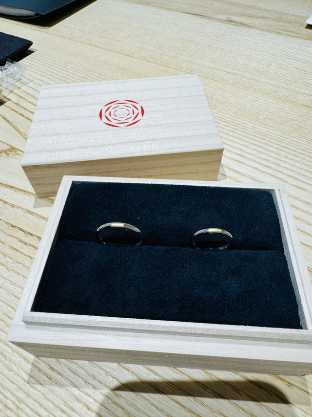 桐の箱に入っております。