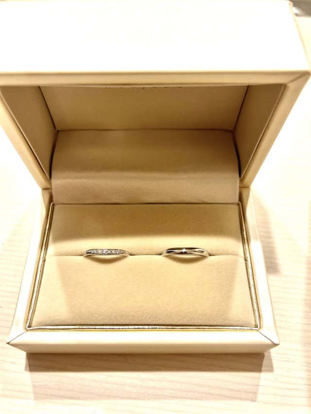 婚約指輪とセットでつけたかったので同じV字のものを選びました