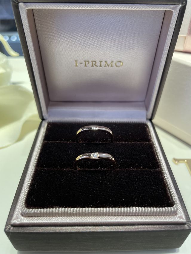 2本ともピンクゴールドでウェーブがかったリングです。