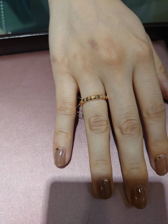 照明に当たるとキラキラ光ってかわいいです