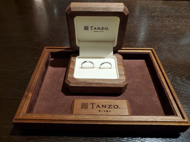 一枚板をくり抜いたボックスは高級感と落ち着きがあります。