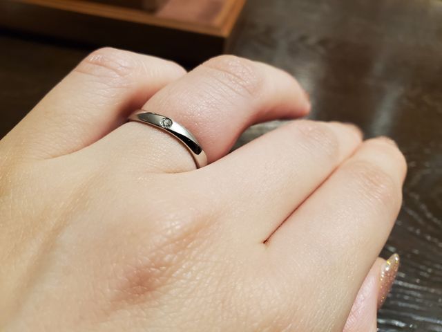 エッジ加工に合わせてつや消し、真ん中にダイヤを入れました。