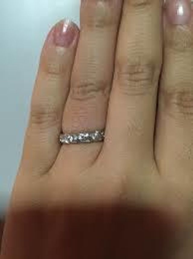 指輪を指にはめたところ