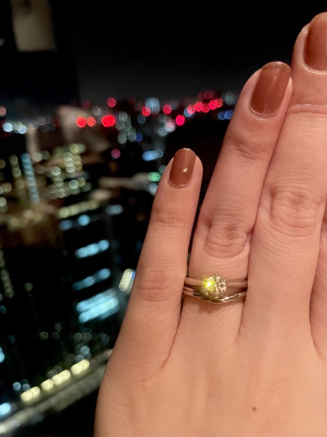 婚約指輪とセット付けの様子