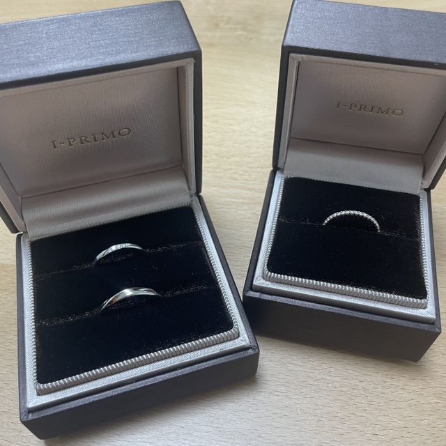 結婚指輪と、女性の付け合わせリング(ハーフエタニティ)です。