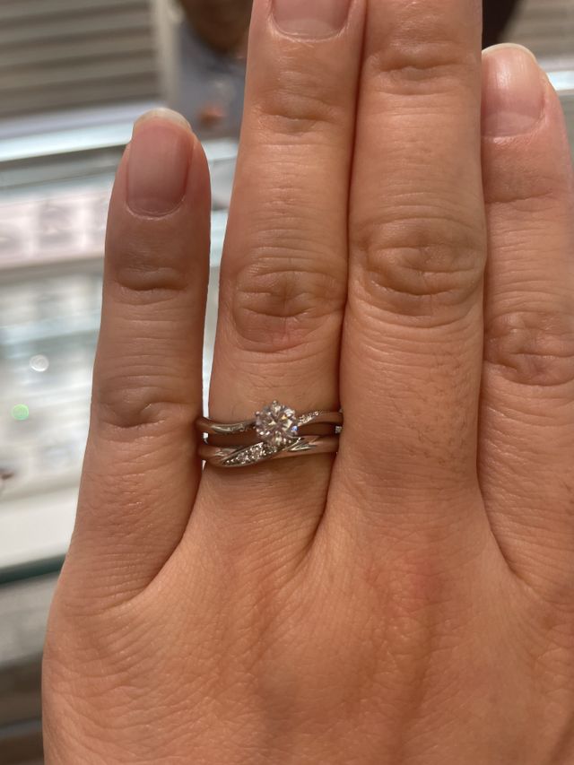 セットリングのため婚約指輪と結婚指輪の合わせが綺麗でした。