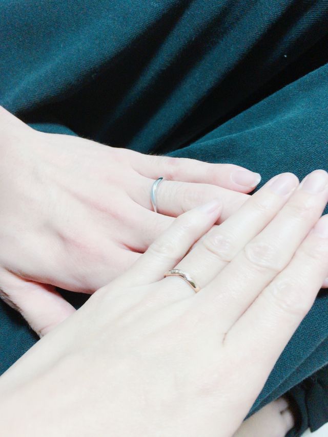 小さなダイヤが5個付いてます。