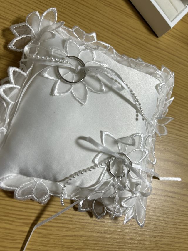 リングピローつきでした。指輪とセットです。