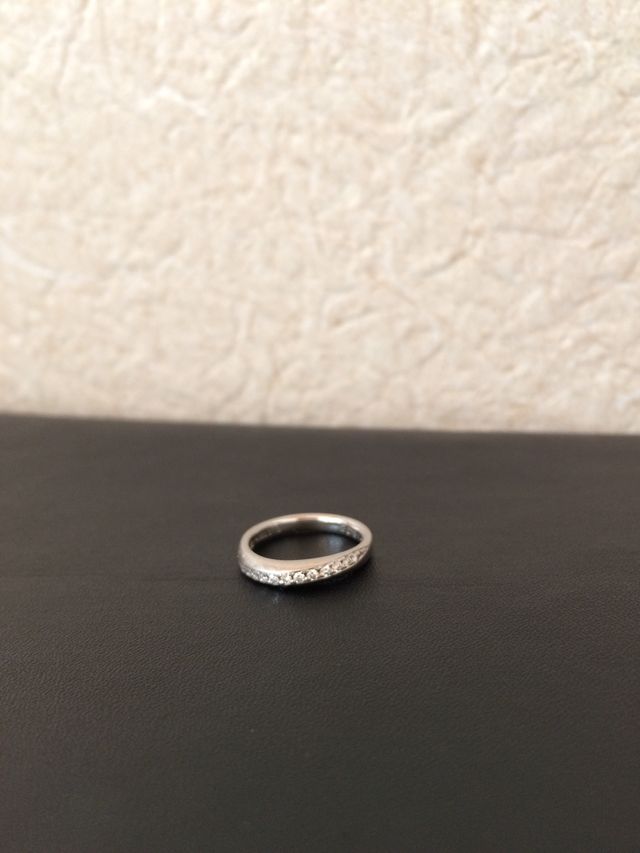 内側に2人の結婚記念日の月の誕生石を入れました。