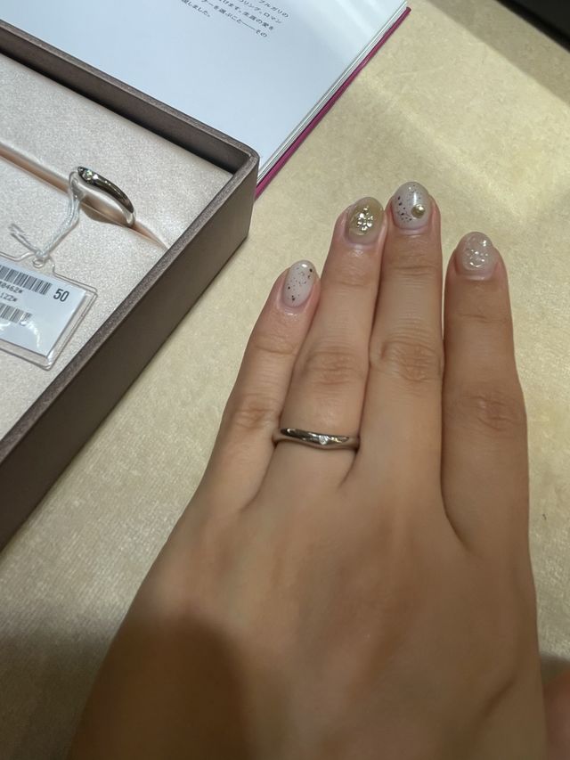 ブイの字になっている真ん中にダイヤがあります。