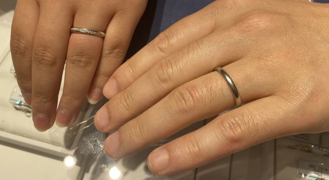 ペアではなく、同じストレートの指輪を合わせるようです。