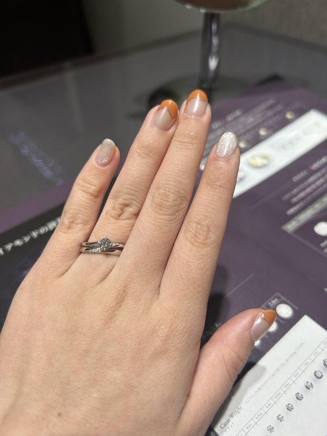 緩やかなカーブで、結婚指輪との合わせ付けにも良かったです。