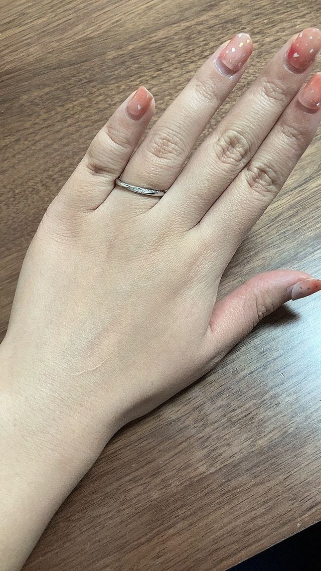 斜めに石が入っているため、どこから見ても輝きを見れます。